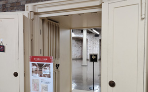 かつての金庫の厳重な造りの扉